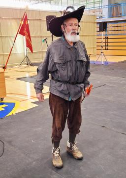 S skečem Krjavel  je Ivan Kropivnik navdušil  skoraj polno športno dvorano